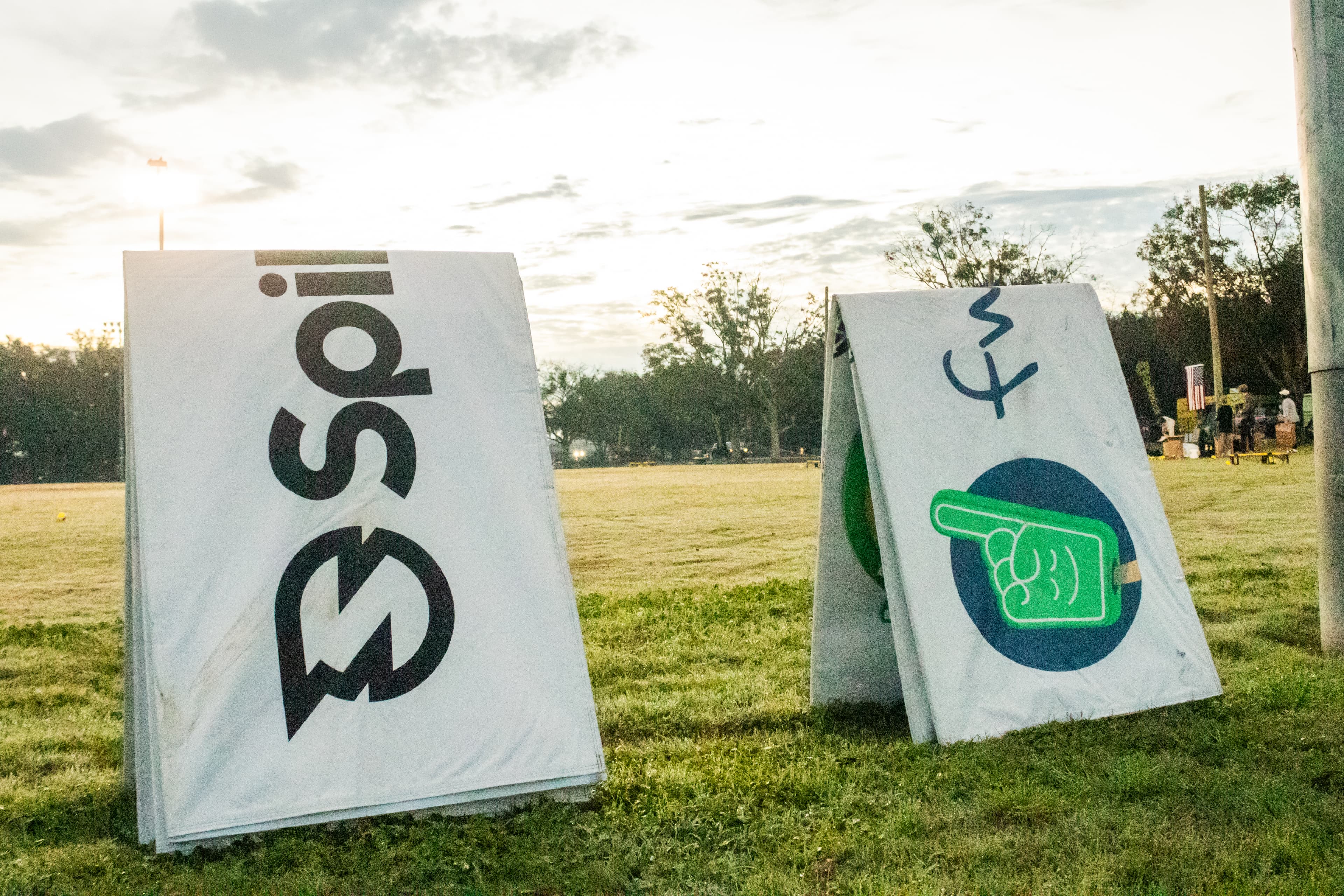 Roundnet players in action